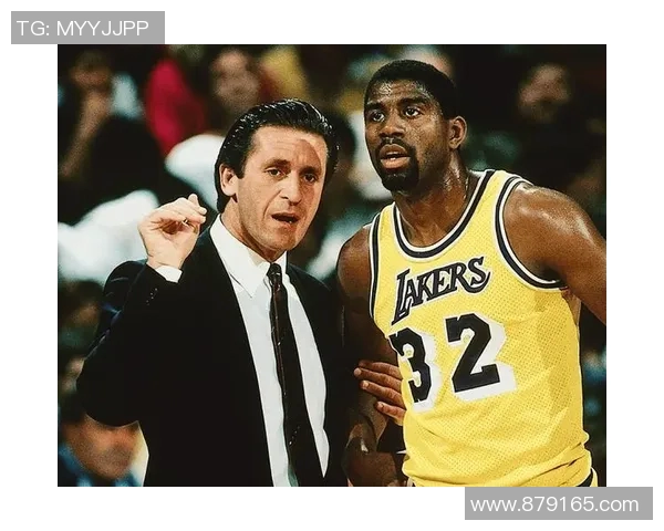 湖人大将因助攻记录刷新被选为本周最佳球员，领衔全队再创辉煌